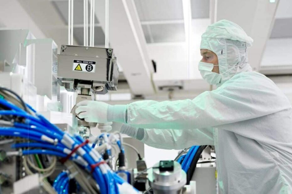 ASML 2025: Beautiful with a Sprinkling of Risks