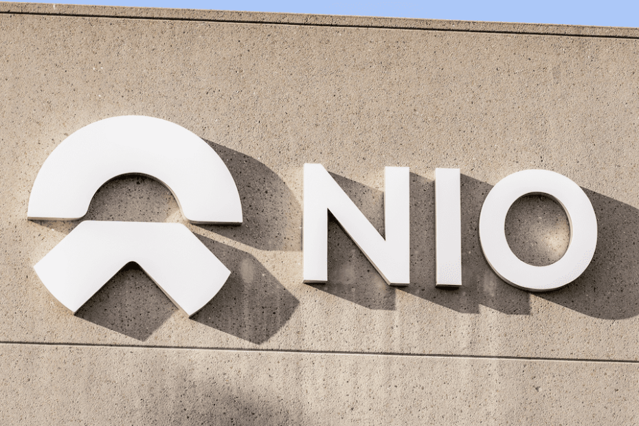 Nio premium EVs China Tesla battery swapping