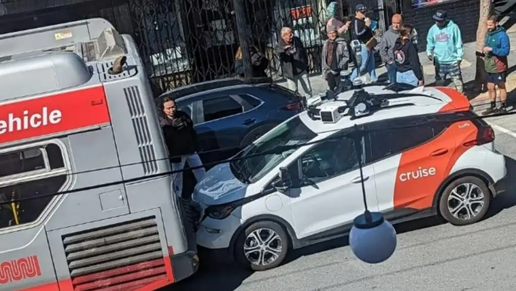 Cruise robotaxi crashes into San Francisco Muni Bus