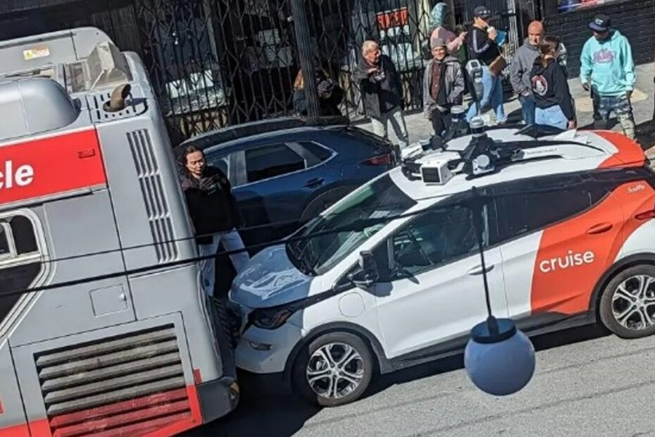 Cruise robotaxi crashes into San Francisco Muni Bus