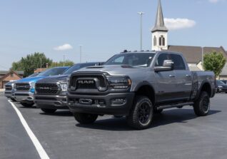 Automakers Seek Lessons in Apple’s iPhone Launch Feat